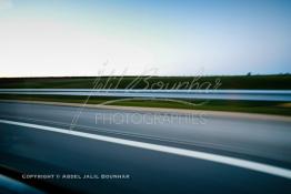 Image du Maroc Professionnelle de  À 173km à l'heure en cas de pépin le véhicule n'est plus contrôlable, nous ne comprenions pas cet excès de vitesse injustifié de ce chauffard d'origine étrangère. Le 20 Mars 2003. (Photo / Abdeljalil Bounhar) 